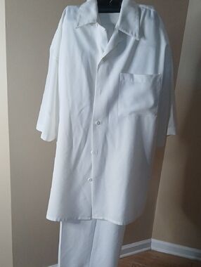 Men's White Short-Sleeve Button-Down Shirt with Chest Pocket
